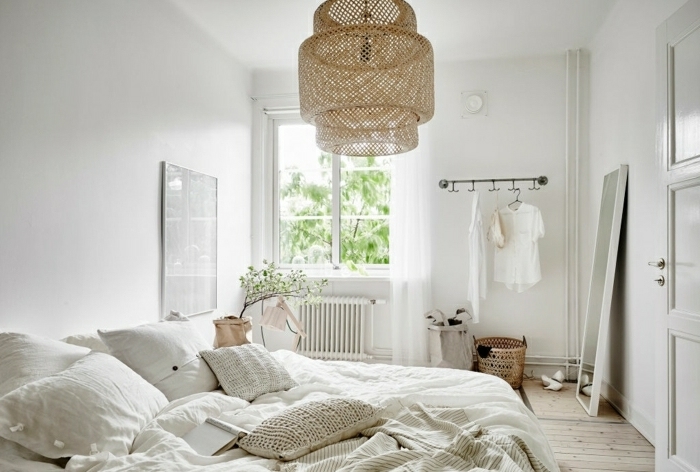 idée comment décorer une chambre scandinave, mur blanc, linge de lit blanc et beige, suspension beige, parquet bois clair, grand miroir