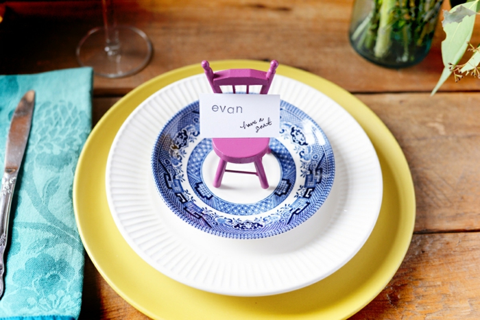 Nom table etiquettes avec la place porte menu mariage idée chaise miniature dans l assiette 