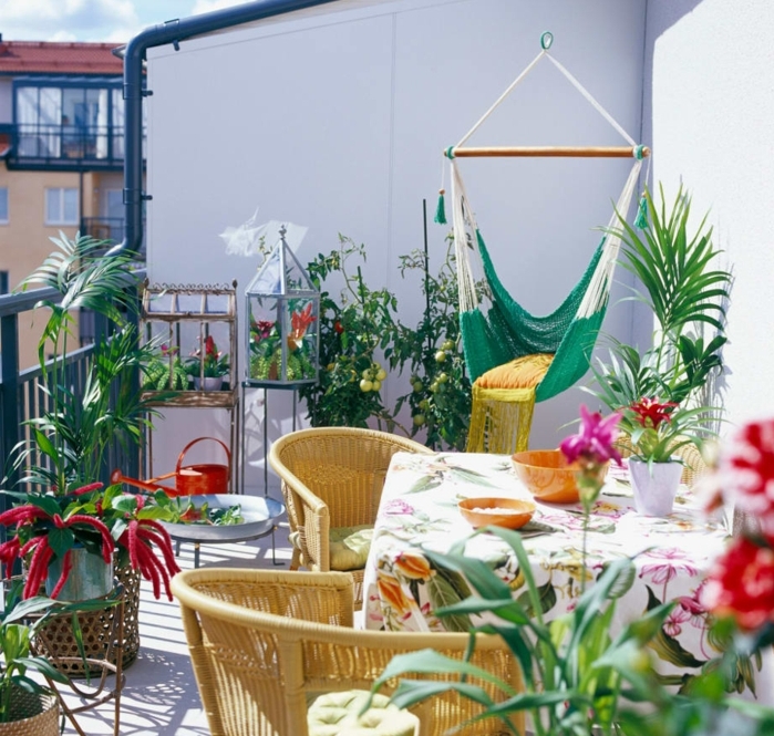 aménager une terrasse, balcon potager, table avec nappe colorée, chaises jaunes, balançoire chaise longue, revêtement en bois, terrasse colorée