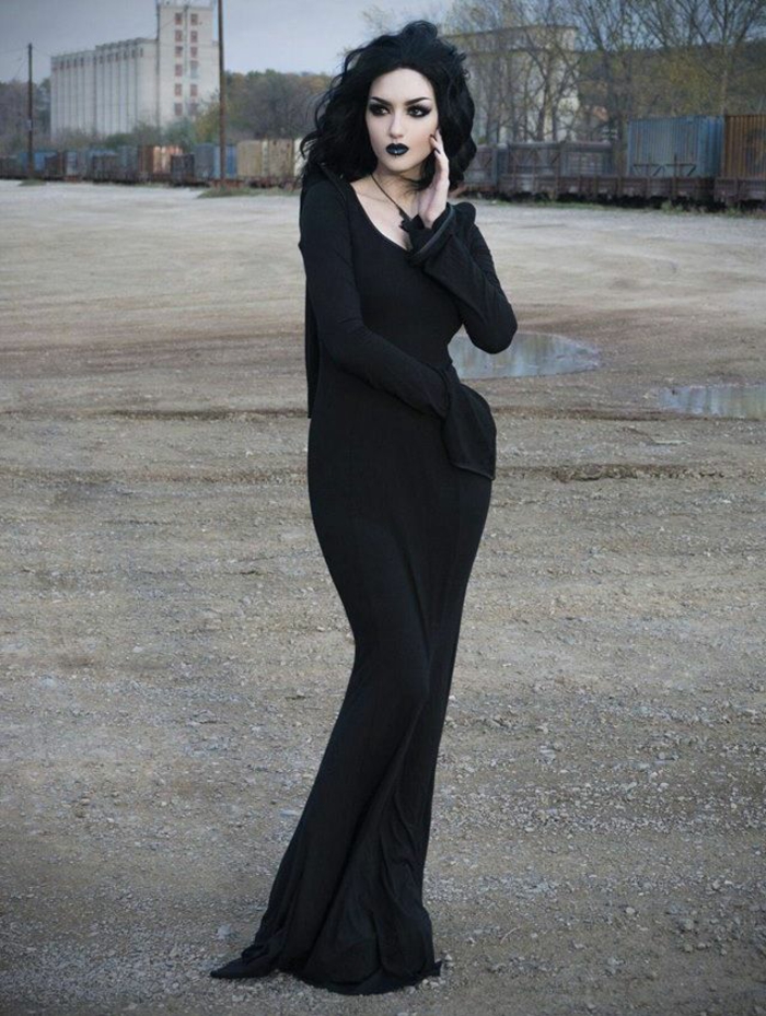 Morticia addam images la famille addams personnages outfit robe longue noire deguisement Morticia Addams