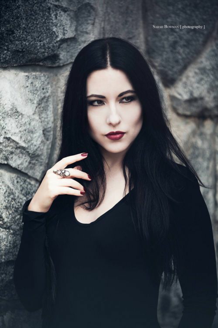 Tenue famille addams personnages deguisement morticia cheveux noirs Morticia inspiration