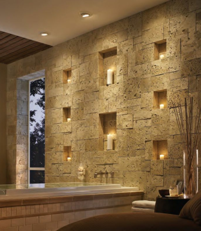 idée salle de bain, murs en pierre naturelle, niches décoratives, grande baignoire