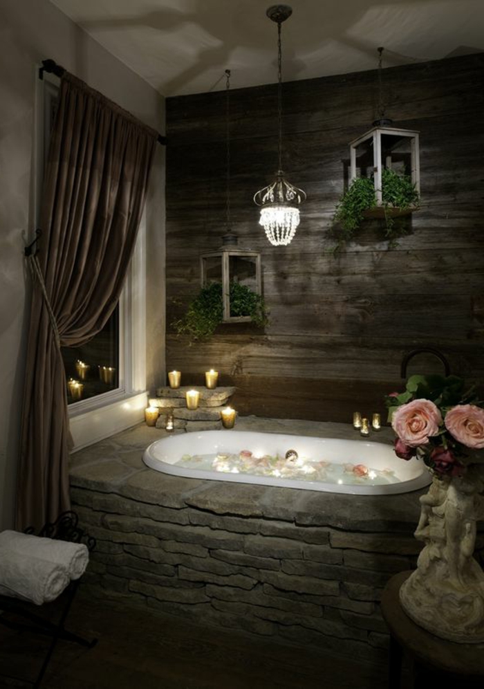 idée salle de bain, mur en planches de bois, baignoire blanche dans une base de pierre