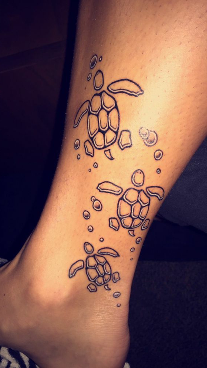 idée tatouage femme, tatouage femme pied, tortues noires qui nagent