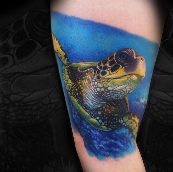idée tatouage femme, tortue de mer, image du fond marin, eau bleue