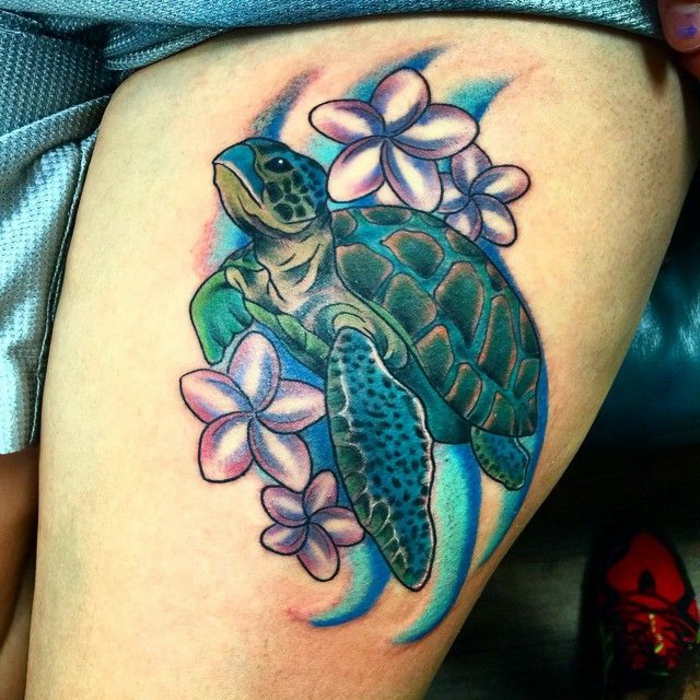 idée tatouage femme, tatouage sur la jambe d'une femme, grande tortue de mer