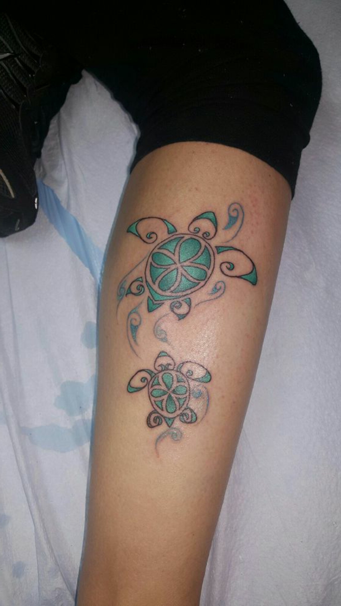 idée tatouage femme, deux tortues tatouées au mollet, couleur noir et turquoise