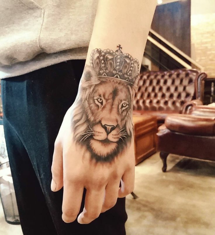 Modele tatouage lion tribal lion images tattoo tatouage de lion tribal lion avec couronne de roi