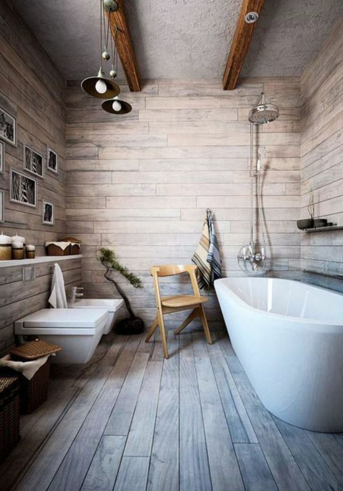 idées déco salle de bain, sol en planches de bois, poutres apparentes, baignoire à poser
