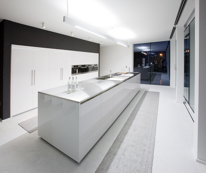 decoration interieur, cuisine blanche avec mur peint en noir, ustensiles high-tech dans la cuisine