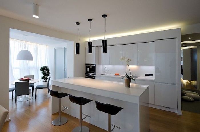meuble haut cuisine, déco de cuisine total blanc avec revêtement de sol en bois clair, tabouret de bar noirs