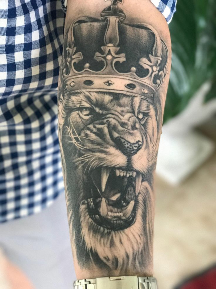 Motif tatouage lions pectoraux tatouage représentant la force roi couronne 