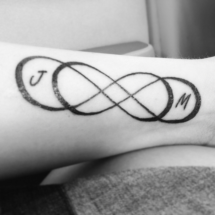 tatoo signe l infini sur avant bras double eternité et initiales tatouage