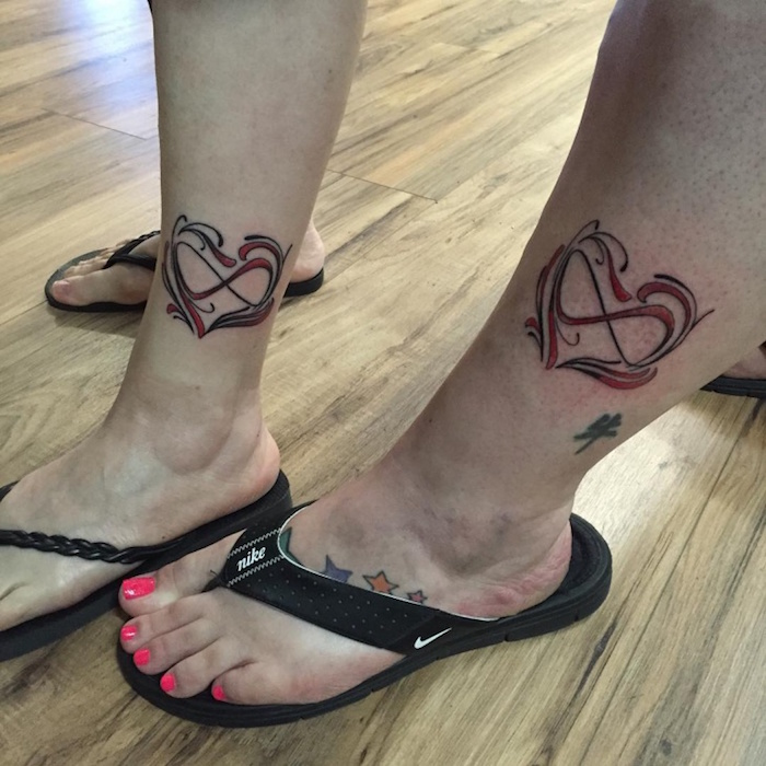 modele tatouage en commun pour couple amour infini sur la jambe