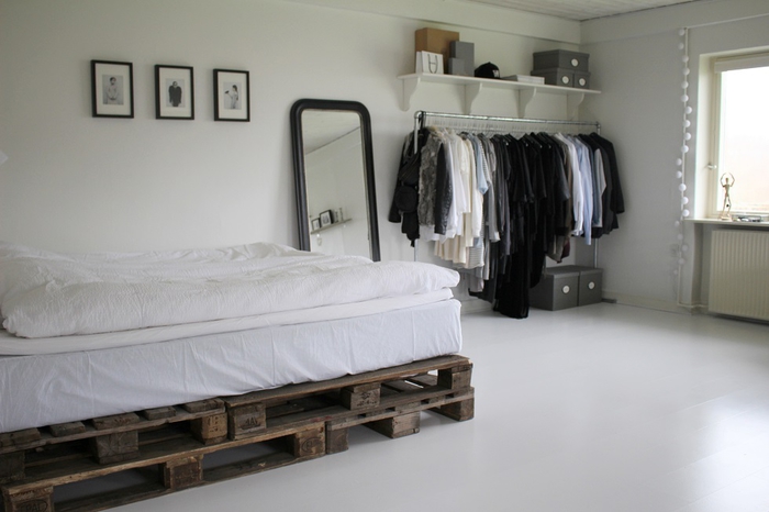 une chambre à coucher minimaliste en blanc avec une touche de noir, un sommier en palette diy facile à fabriquer