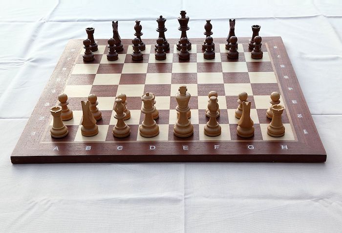 idée de jeu d'échec classique en jaune et marron, idée cadeau grand père anniversaire, fete des papi