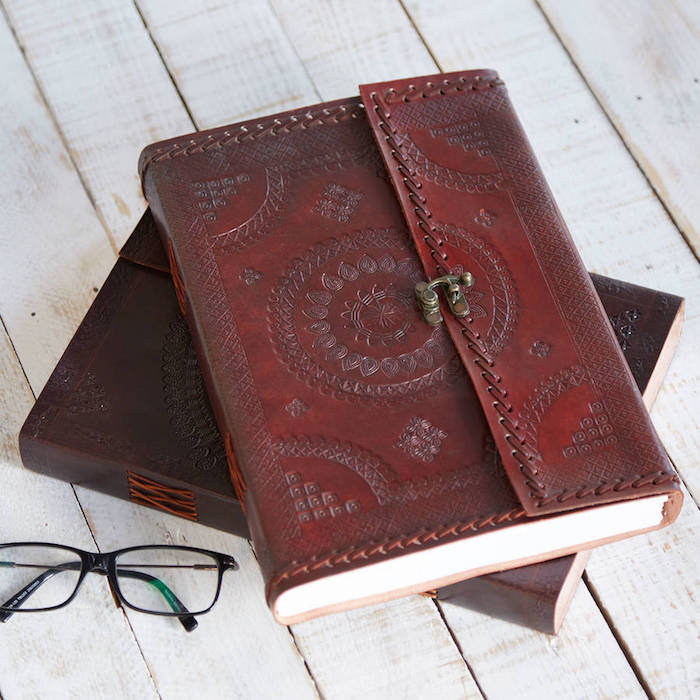 fête des grands pères cadeau à offrir, journal personnalisé avec couverture en cuir marron vintage
