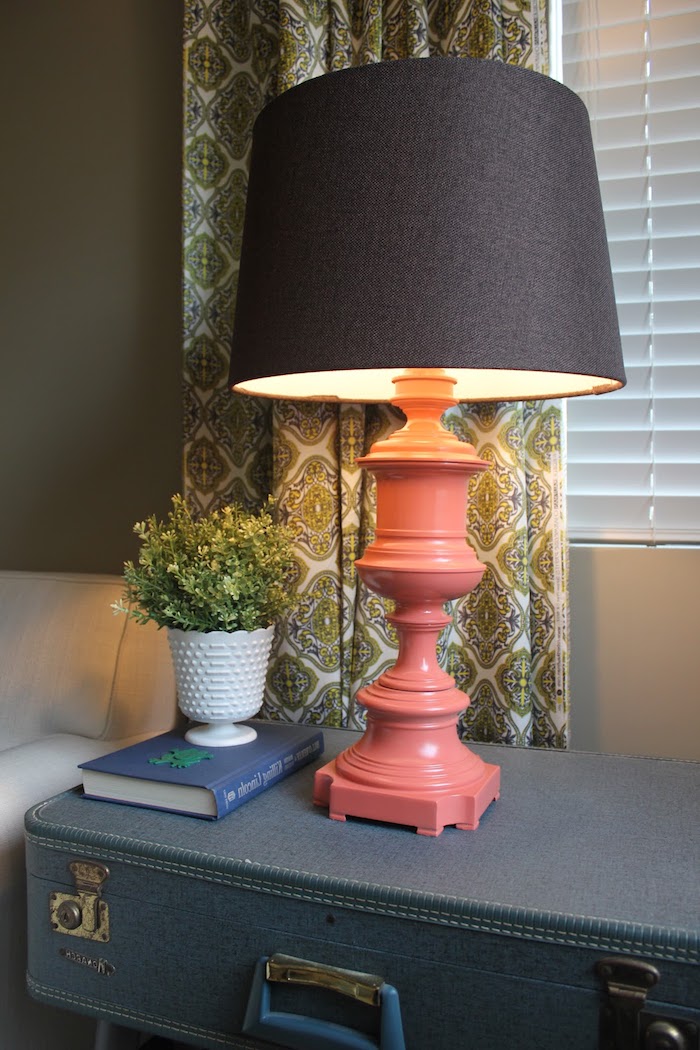 déco chambre à coucher, projet diy lampe de chevet peinte en rose et taupe, rideaux longs en blanc et vert