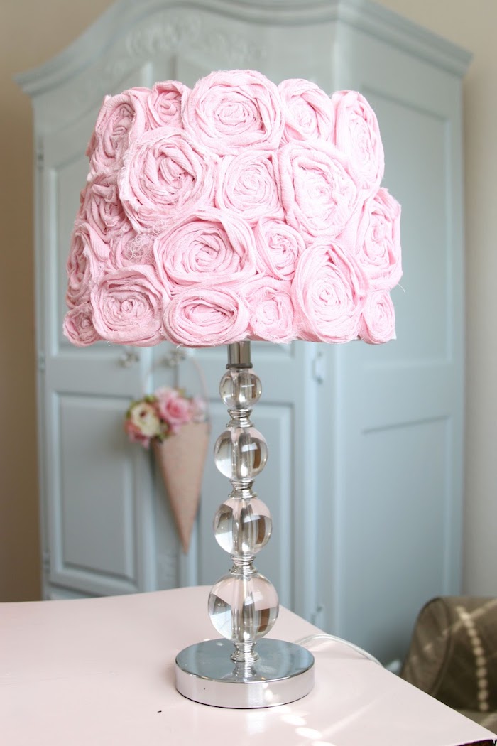 déco chambre fille en style vintage, lampe de chevet avec pied en cristaux et déco en roses