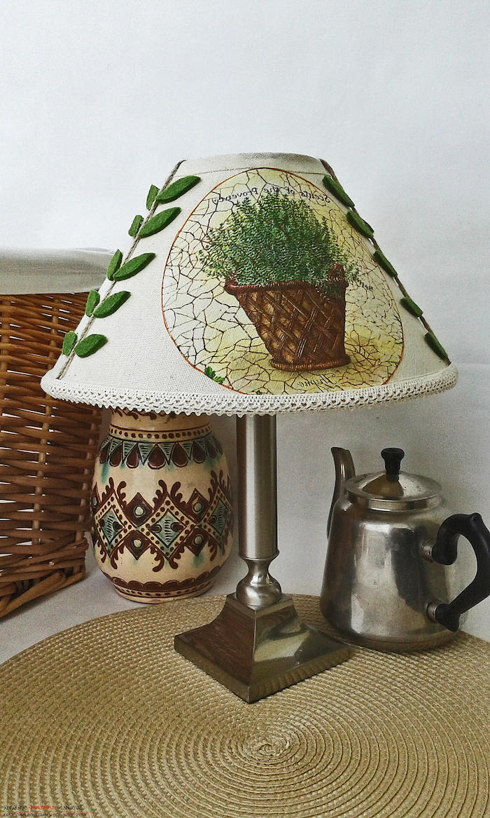 déco de chambre en style campagne, lampe de chevet diy avec déco à motifs herbes vertes