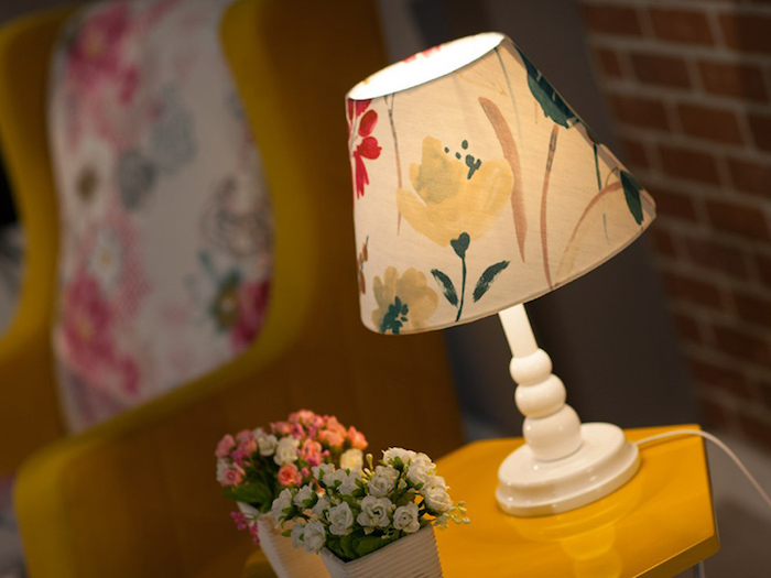 diy lampe de chevet, fauteuil en bois avec dos à motifs floraux, murs en papier peint à design briques