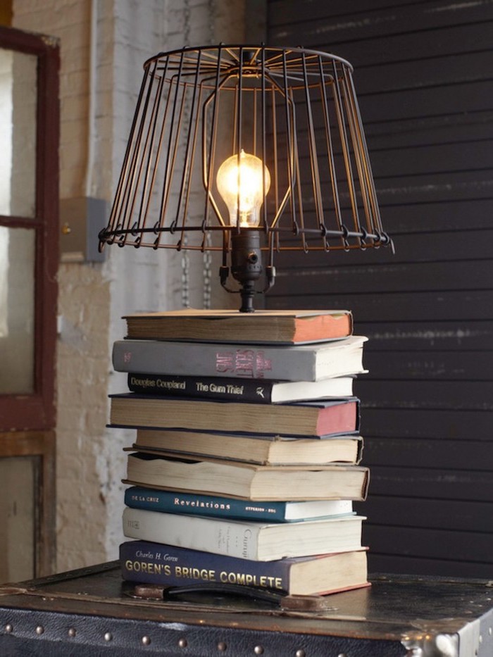 intérieur style industriel, lampe de chevet fait maison avec livres et ampoule
