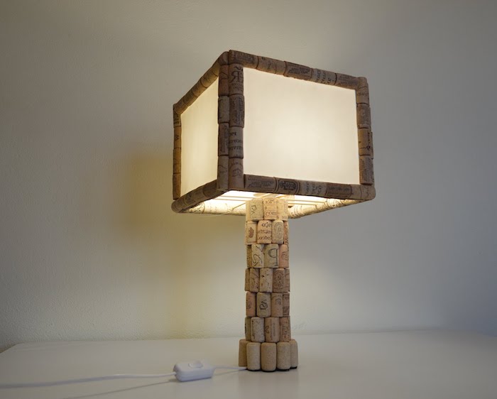 idée pour créer une lampe personnalisée, diy projet avec bouchons de liège et corde électrique