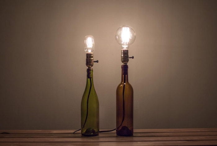 comment fabriquer une lampe de chevet, projet diy avec bouteille en verre et ampoule électrique