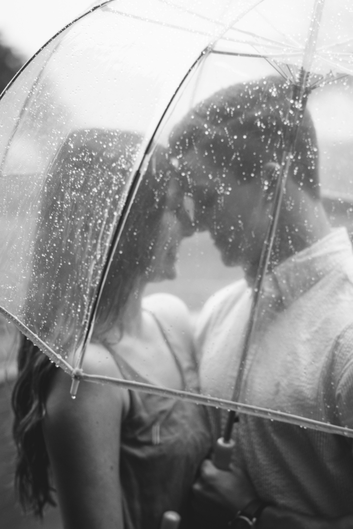 Magnifique photo de couple de dos image amour fou photo noir et blanc pluie 