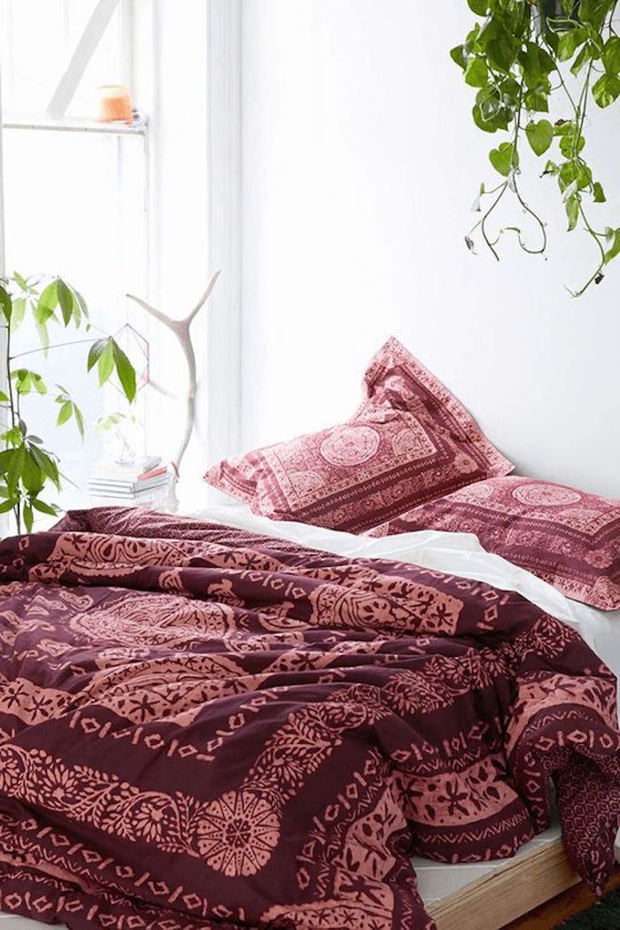 idée de chambre à coucher blanche avec linge de lit, taies d oreiller et couverture bordeau couleur, plantes vertes, accord de couleurs