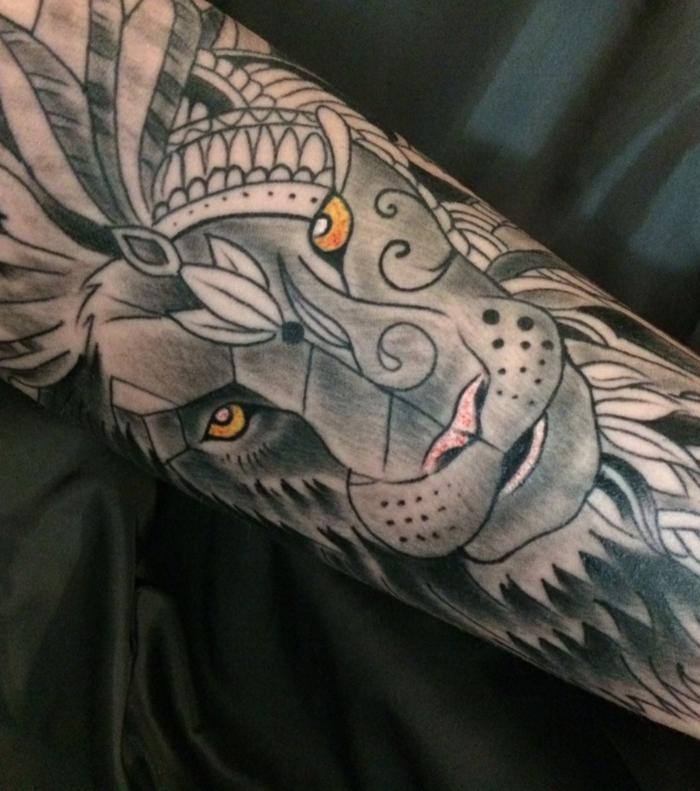 Tatouage femme lion tribal tattoo cool tatouage tete de lion tribal yeux et nez colorés