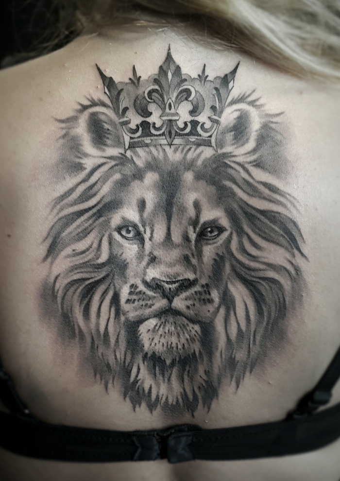 Tattoo lionne signification du signe lion cool idée tatouage animal couronne tatouage sur le dos lion