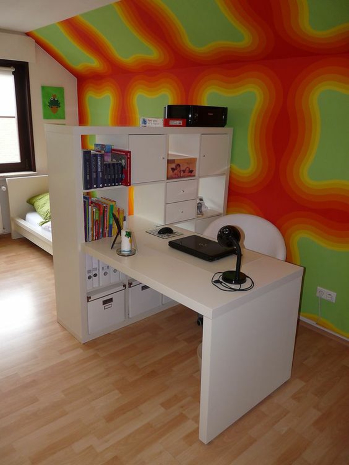 chambre ado avec mur aux couleurs électriques vert et orange bureau et lit blancs