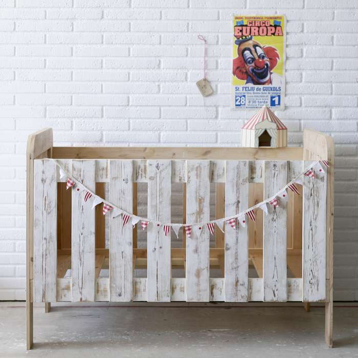 idée originale pour la chambre bébé scandinave, un lit d'enfant en bois recyclé, idee avec palette récupéré pour la chambre bébé moderne