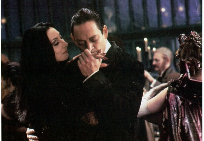 Image Morticia de la famille Addams belle femme gothique couple amoureuse de la famille addams