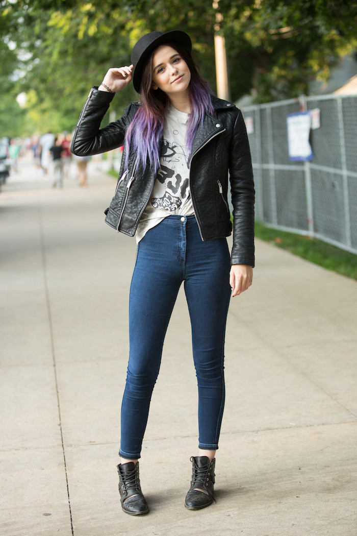 bien habillée, cheveux longs coloration violet pastel sur les pointes, coiffure avec capeline, veste en cuir et t-shirt gris