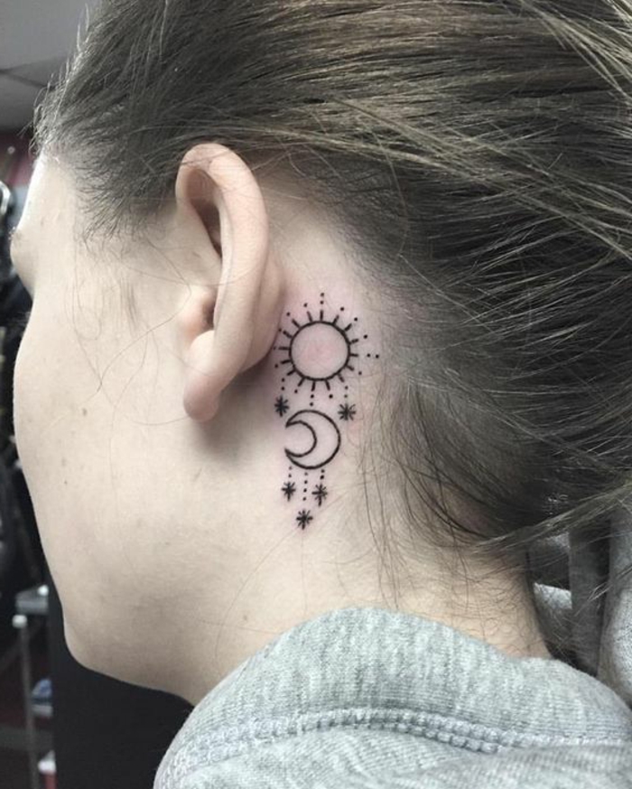 lune tatouage, soleil et lune avec étoiles, tatouage symbolique derrière l'oreille
