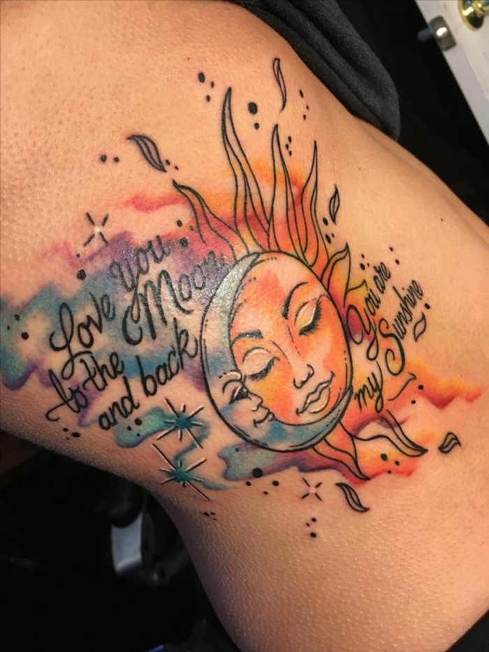 lune tatouage, accolade de lune et de soleil, rayons et étoiles, scripts inspirants