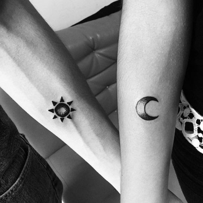 lune tatouage signification, la lune et le soleil stylisés tatoués à l'avant-bras