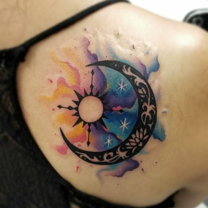 lune tatouage signification, le disque lunaire et le soleil avec les couleurs de l'aube et de la nuit