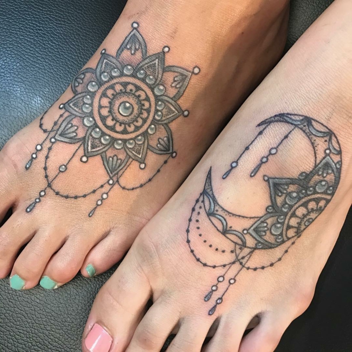 lune tatouage, tatouages abstraits, la lune et le soleil ornés de plusieurs bijoux