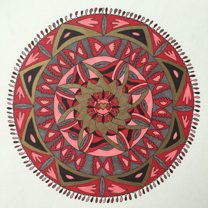 des mandalas à imprimer pour un coloriage anti-stress adultes, dessin de mandala coloré aux cercles concentriques et motifs ailes de papillon