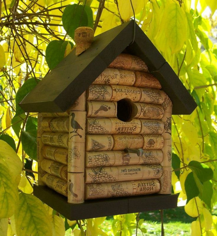mangeoire oiseau plan gratuit, maisonette pour les oiseaux en bouchons de liège