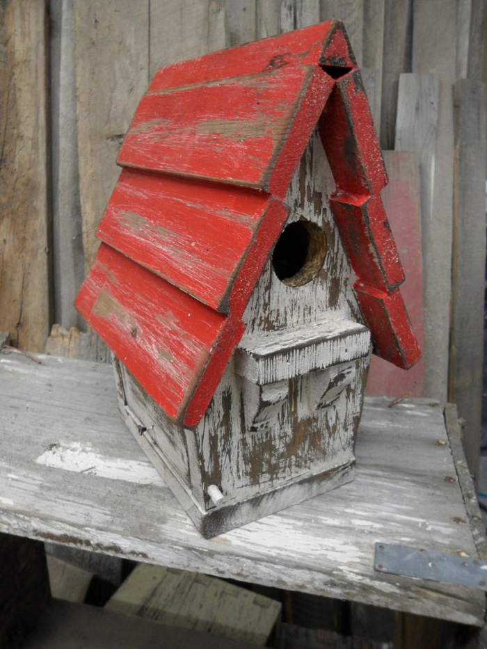mangeoire oiseau plan gratuit, maisonette rustique style shabby avec toiture rouge