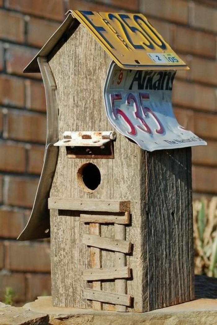 mangeoire pour oiseaux, maisonette à oiseaux en bois et toiture en plaque d'immatriculation