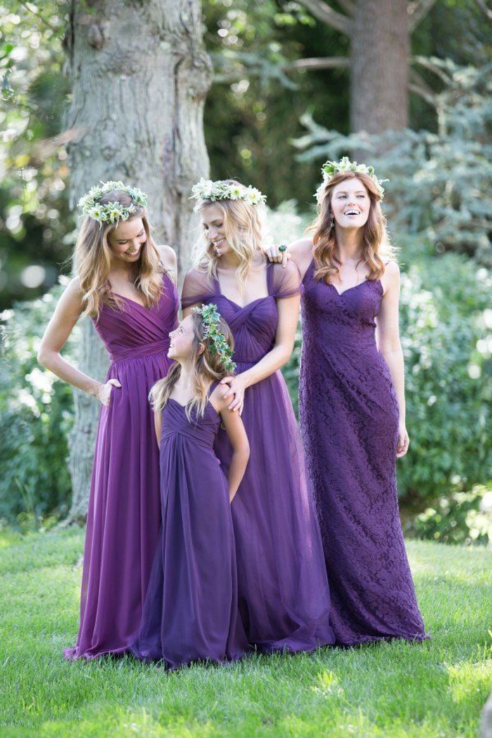 vision romantique et féminine d un cortège nuptial bohème chic en robes fluides couleur violette