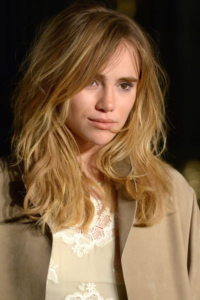 mèches-blondes-blazer-beige-femme-chemise-beige-avec-décolleté-en-dentelle-florale-blanche balayage sur cheveux chatain, robe champagne avec col en dentelle florale blanche, coupe de cheveux mi long femme