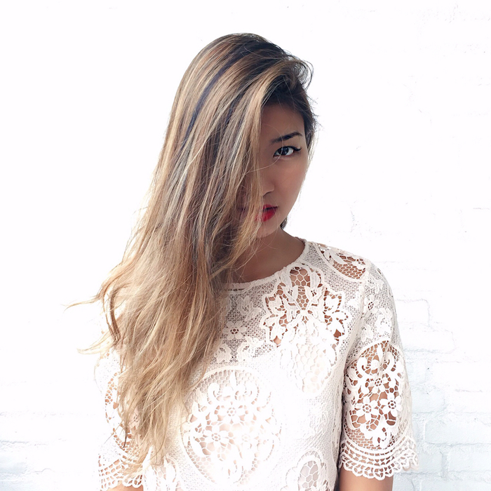 mèches-blondes-débardeur-blanc-t-shirt-transparent-a-motifs-floraux-rouge-a-levres-rouge balayage cheveux, maquillage avec lèvres rose et eye liner noir, coupe de cheveux longs avec racines foncées