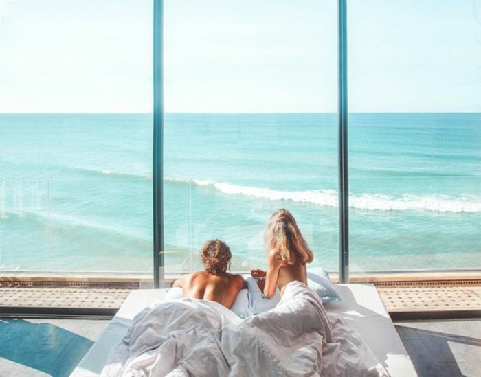 Une jeune couple image couple photo amoureux belle couple au bord de la mer plage hotel avec vue 