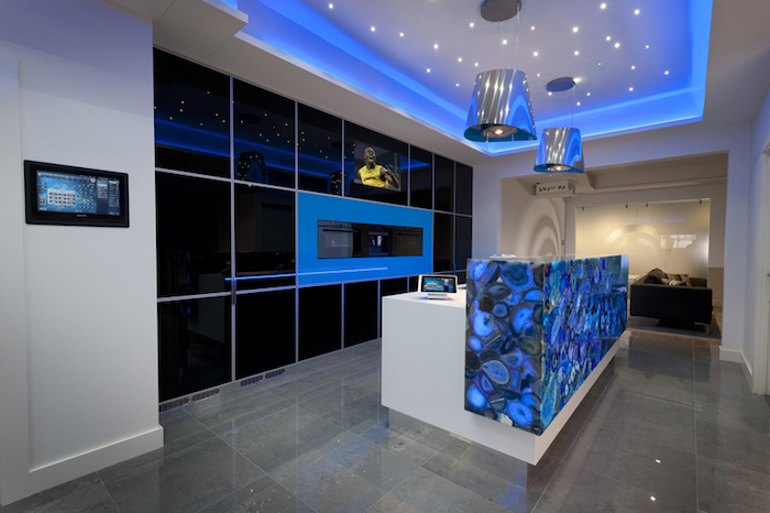 aménagement de pièce avec ustensiles high-tech, plafond blanc avec lampes suspendues et éclairage néon bleu